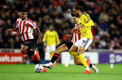 Dominic Calvert-Lewin in action with Luke O'Nien and Reinildo.