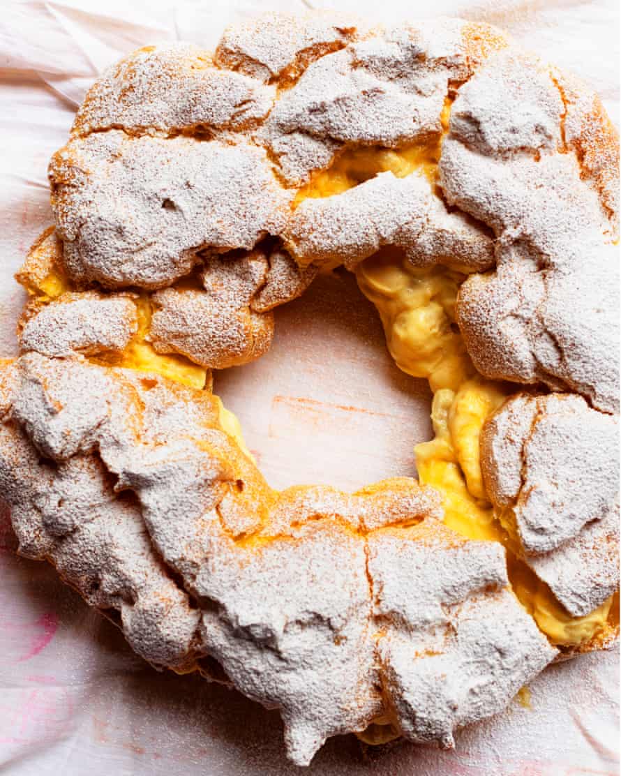 Magic circle: banana custard choux puff.