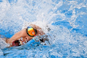 Elodie Clouvel de Francia compite en la final de natación individual de mujeres durante los modernos campeonatos mundiales de pentatlón en Budapest.