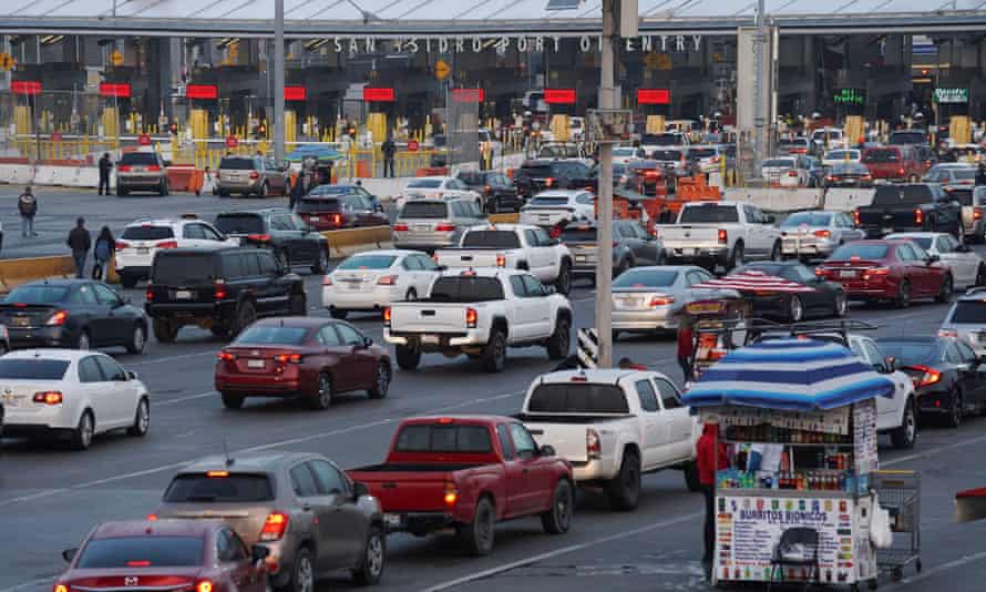 Con la reapertura de la frontera entre México y Estados Unidos en Tijuana, México, el lunes, los autos hacen fila en la entrada del puerto de San Jacitro.