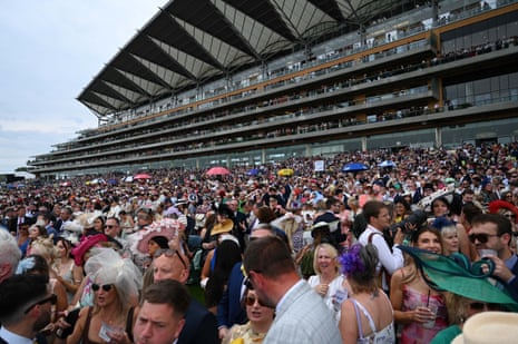 Τεράστια πλήθη στο Royal Ascot.