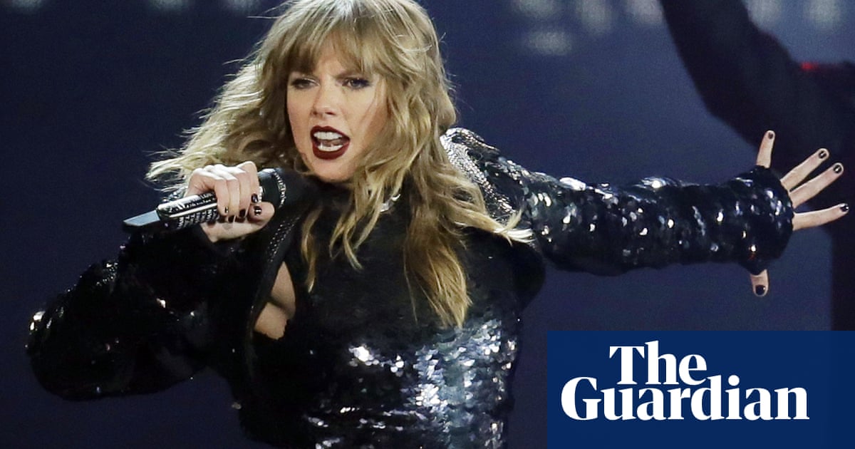 Taylor Swift says shes being banned from singing her old hits at AMAs