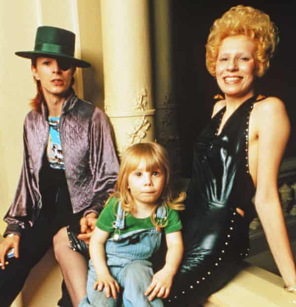 Bowie avec sa femme Angie et son fils Zowie en 1974.