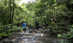 Efren 'Tata' Balladares lidera a otros para-enforcers en una misión en un bosque cerca de la ciudad turística de El Nido, en la isla de Palawan