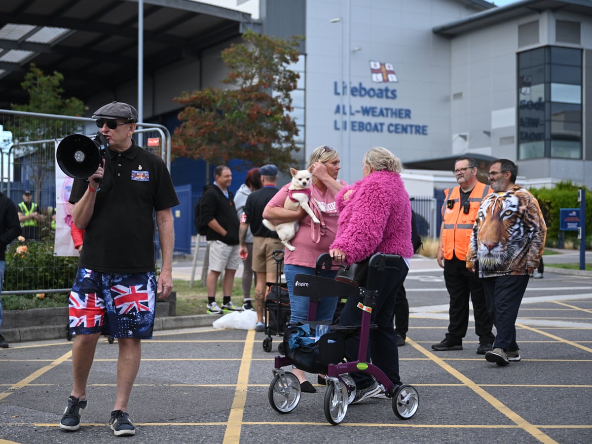 RNLI steps up security after abuse by far-right agitators over small boat rescues | Immigration and asylum | The Guardian
