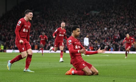 Cody Gakpo celebra deslizándose de rodillas tras marcar el primer gol del Liverpool.