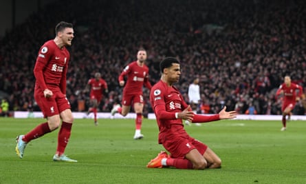 Cody Gakbo celebra caer de rodillas después de marcar el primer gol del Liverpool.