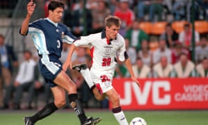 England’s Michael Owen holds off Jose Chamot