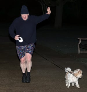 보리스 존슨 영국 총리가 사퇴 압박을 받고 있는 월요일 오전 순방을 하고 있다.