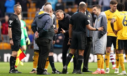 Gary O’Neil speaks to referee Tony Harrington at Molineux