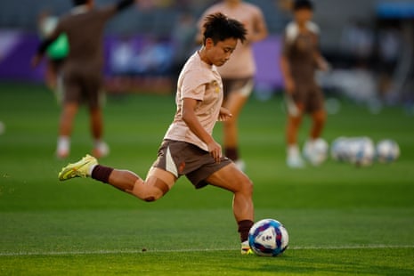 Zhang Linyan warms up before the semi-final.