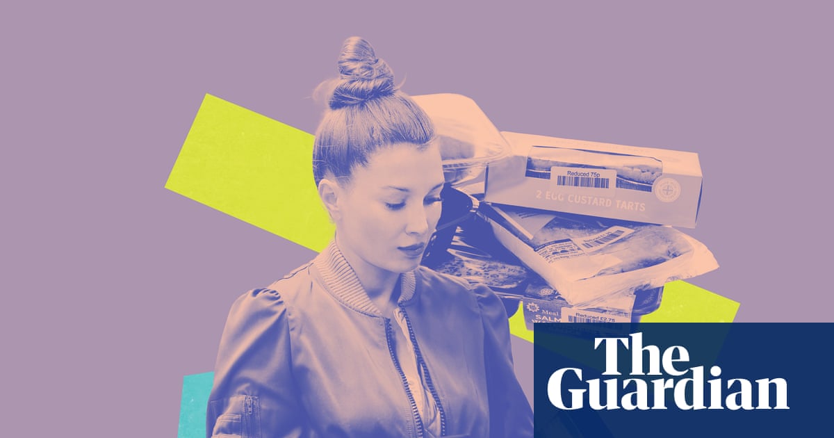 Buy bread in the evening, hit the sales on a Tuesday: retail workers’ top tips to cut your shopping bill