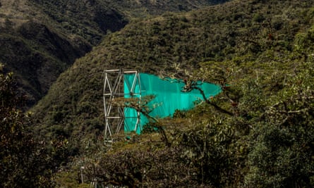 Giant Curtain Erected In Peru In Bid To Reveal Secrets Of The Cloud Forest Climate Change The Guardian