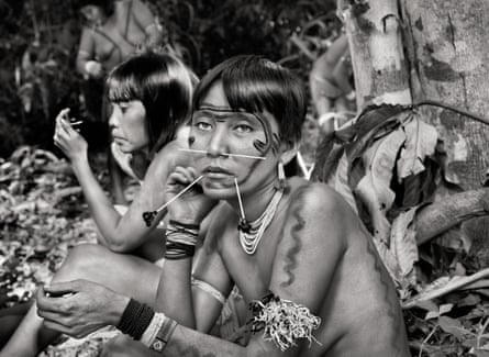 Josane (foreground) and Aldeni, residents of communities in the Demini River region.