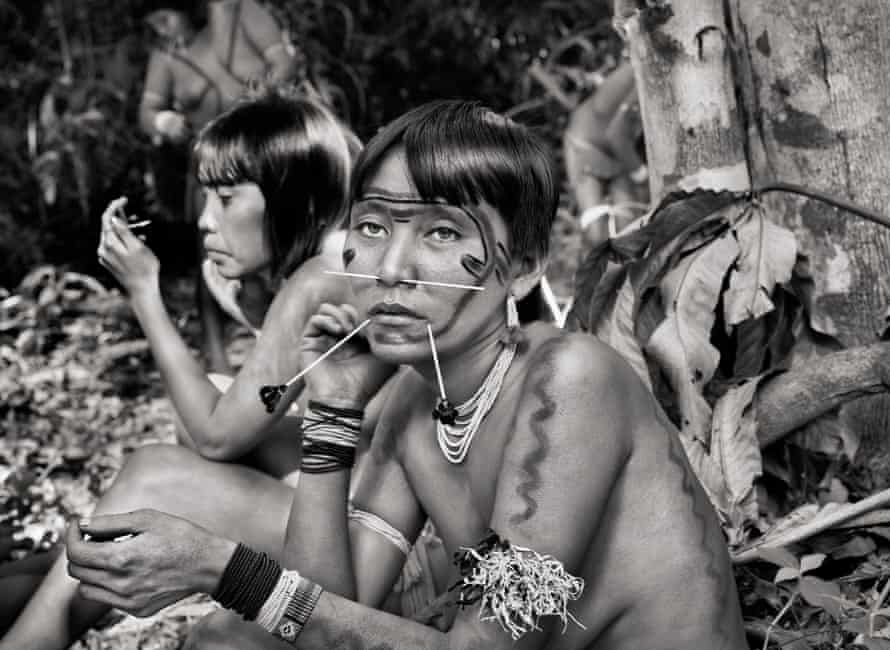 Josane (전경)과 Aldeni, El Domini 강 지역의 지역 사회 주민들.