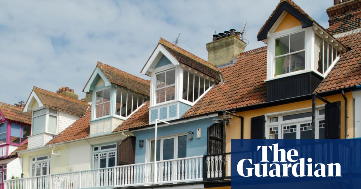 UK house prices fall for fourth month in a row, the longest run since 2008