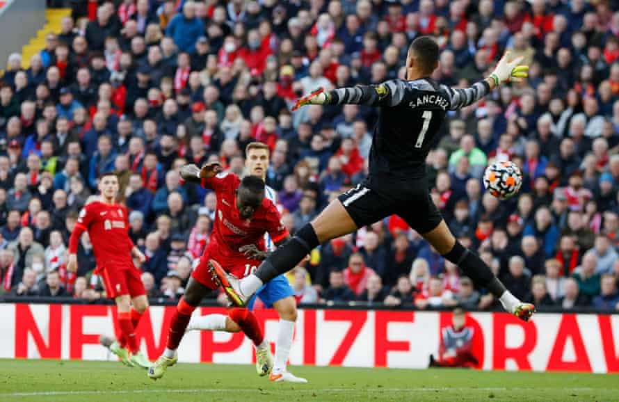 Sadio Mané heads home to make it 2-0.