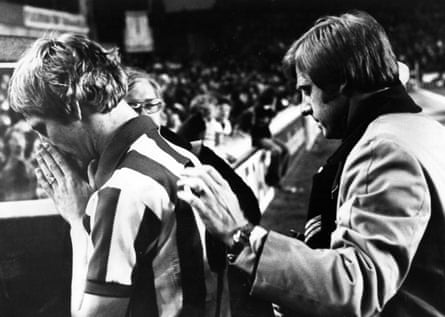 Black and white photo of Sunderland defender Shaun Elliott walking off the pitch after defeat by Everton.