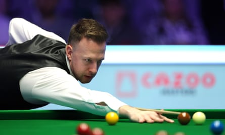 Judd Trump juega una pelota durante su victoria por 6-1 en semifinales sobre Stuart Bingham en el Alexandra Palace.