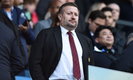 Výkonný ředitel Manchester United Richard Arnold na tribuně na stadionu Etihad při utkání mezi Manchesterem United a Manchester City.