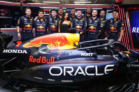 Maya Jama poses for a photo with team members of Oracle Red Bull Racing.