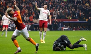 Champions League - Group A - Galatasaray v Manchester United<br>Soccer Football - Champions League - Group A - Galatasaray v Manchester United - RAMS Park, Istanbul, Turkey - November 29, 2023
Manchester United's Andre Onana in action as Harry Maguire reacts REUTERS/Dilara Senkaya