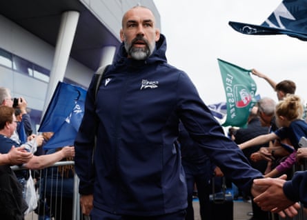 Alex Sanderson menyapa para penggemar di luar Stadion AJ Bell sebelum semifinal Sale's Premiership