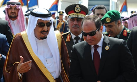 The Egyptian president Abdel Fatah al-Sisi (r) talks to Saudi Arabia’s King Salman on the sidelines of the Arab League summit in Sharm el-Sheikh 