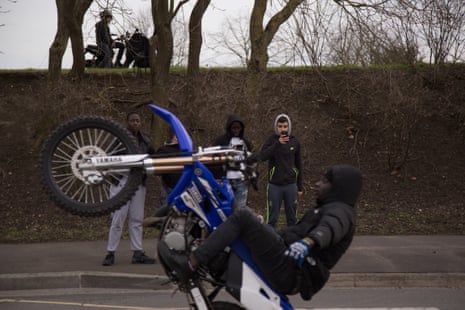 Fans record a non-handed wheelie in Argenteuil