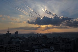 आकाश भर में कन्ट्रेल्स