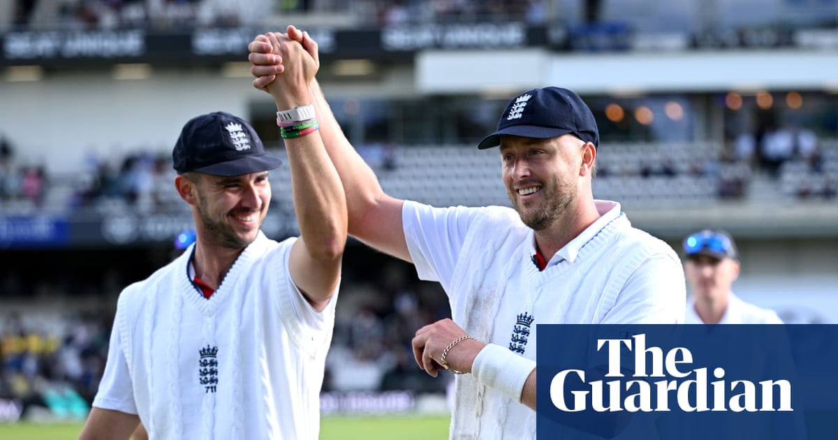 Tongue and Robinson’s high fives put England in control against Pakistan