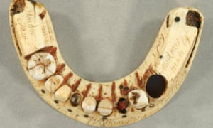 Dentadura inferior de George Washington: Observe el agujero para su diente único superviviente a perforar.