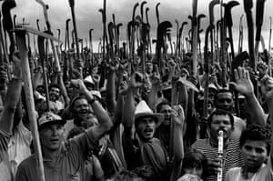 Trabalhadores brasileiros comemoram.