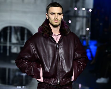 Новинка Burberry плащі та бомбери