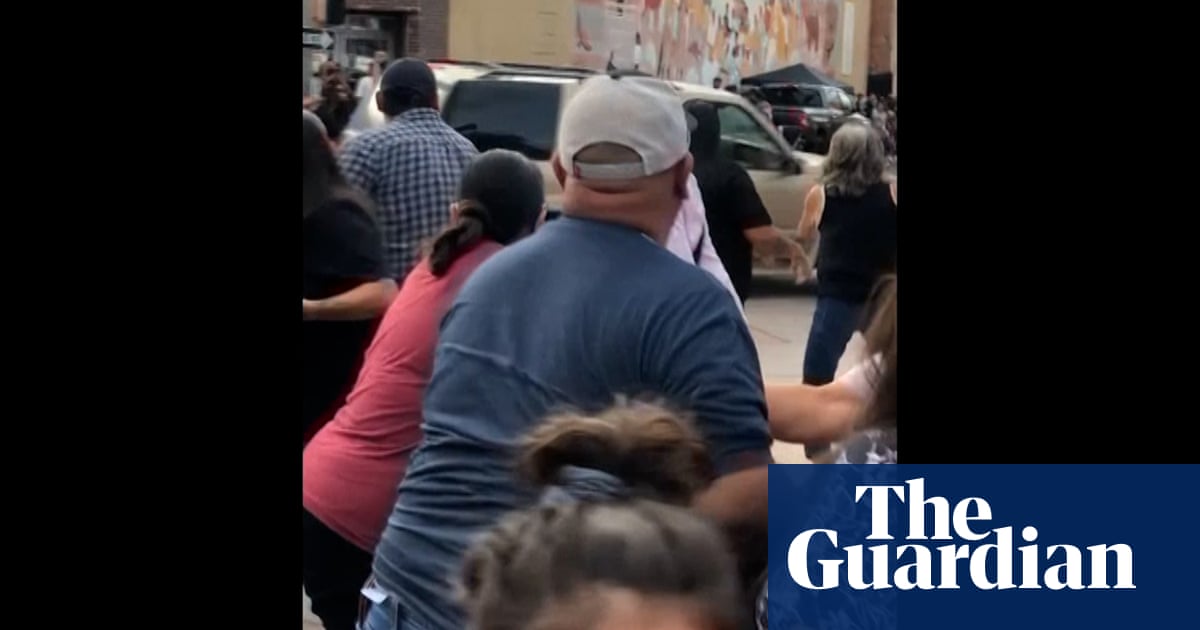 New Mexico: several arrested after SUV drives into Native American parade