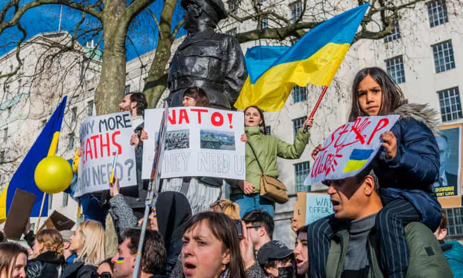 Ukranians and Russians protest against the war in Westminster on 26 February.
