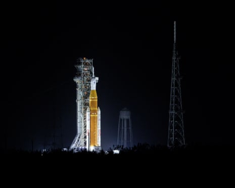 Il razzo Artemis II della NASA e la navicella spaziale Orion su rampa di lancio del Kennedy Space Center