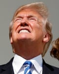 Donald Trump beobachtet die Sonnenfinsternis 2017.