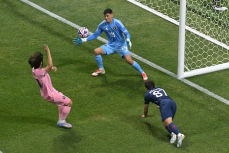 Joao Neves heads PSG in front!