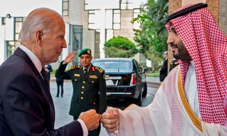 Suudi veliaht prens Muhammed bin Salman, Temmuz 2022'de ABD Başkanı Joe Biden ile yumruklaşıyor.