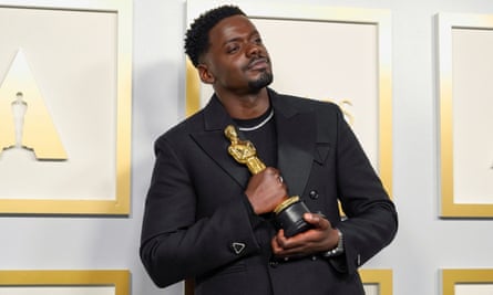 Daniel Kaluuya with his Oscar for best supporting actor.