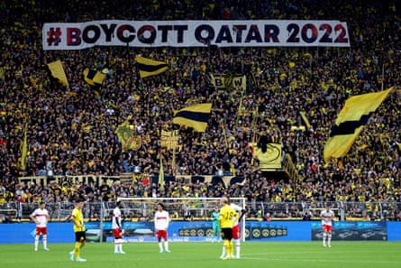 Qatar boicoteó una protesta durante el partido de la Bundesliga entre el Borussia Dortmund y el VfB Stuttgart (club Hitzlisbergers) el mes pasado.