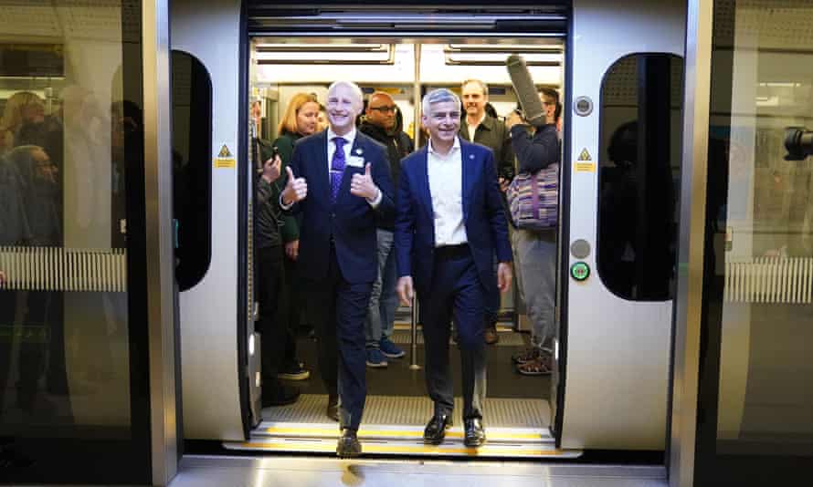 伦敦市长Sadiq汗(右)和安迪•Byford专员在伦敦交通局(Tfl)下车第一个伊丽莎白在位于车站行列车载客。