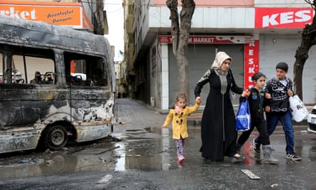 Residents carry their belongings as they flee after clashes in Diyarbakır