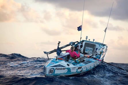 Michelle Lee dengan perahu dayung yang dibuat khusus pada pelayaran sebelumnya di mana dia mendayung melintasi Samudra Atlantik dalam 68 hari.