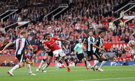 Jesse Lingard scores Manchester United’s fourth goal.