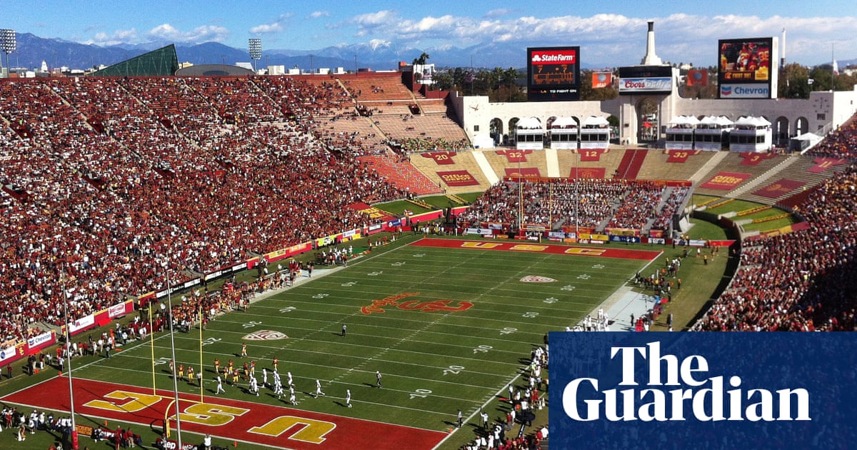 California passes bill that would allow college players to make money