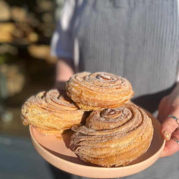 L'impasto per questi panini mattutini al limone e cardamomo, dei Twelve Triangles di Edimburgo, è fatto con latte d'avena