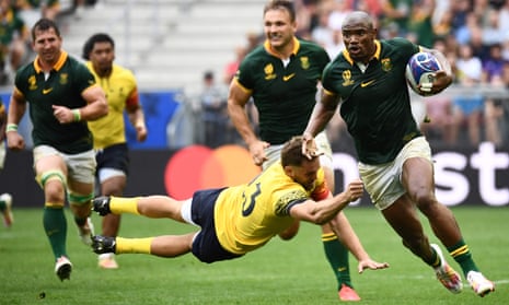 South Africa's wing Makazole Mapimpi breaks a tackle to score against Romania