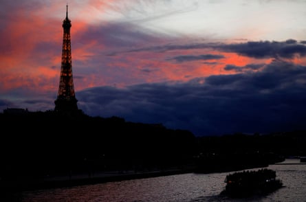 La Torre Eiffel al tramonto a Parigi, Francia